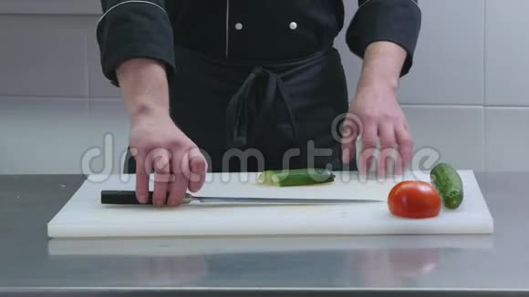 男人正在厨房里切黄瓜视频的预览图