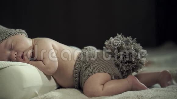 一个迷人的睡眠婴儿戴着针织帽耳朵和短裤尾巴视频的预览图