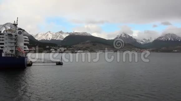 阿根廷乌斯怀亚雪山背景下港口货船视频的预览图