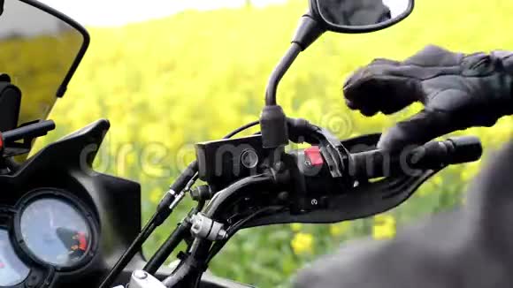 在乡间路上开摩托车的人视频的预览图