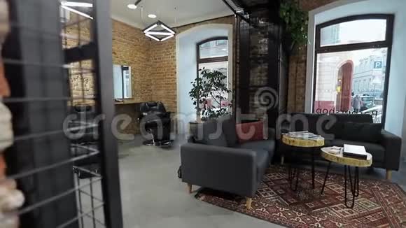 一家设计精美的理发店的内部发廊有杠杆的现代椅子视频的预览图