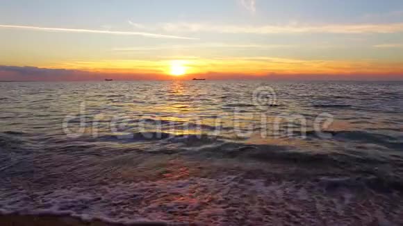 日落时海浪拍打海岸视频的预览图