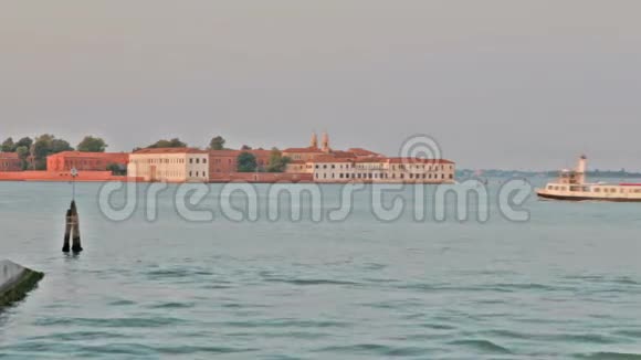 乘客羊乘摩托艇漂过威尼斯海景全景视频的预览图