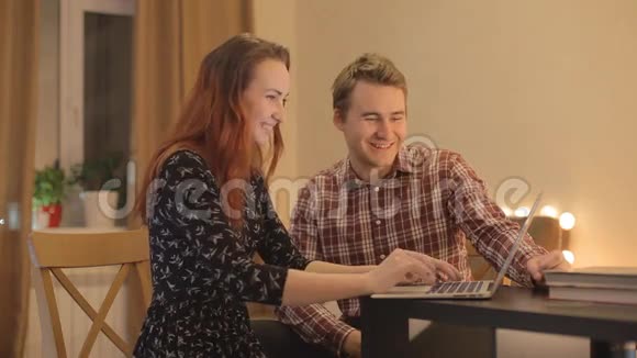 年轻夫妇嘲笑笔记本电脑视频的预览图