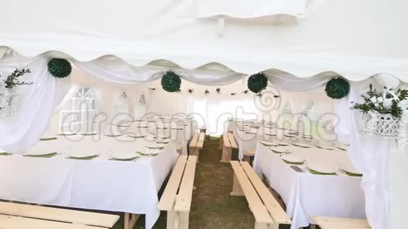 一个漂亮的宴会厅在帐篷下举行婚宴视频的预览图