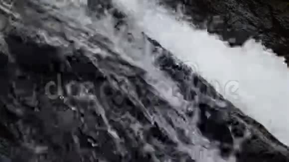 倾斜瀑布坠落撞击溅到河面的岩石视频的预览图