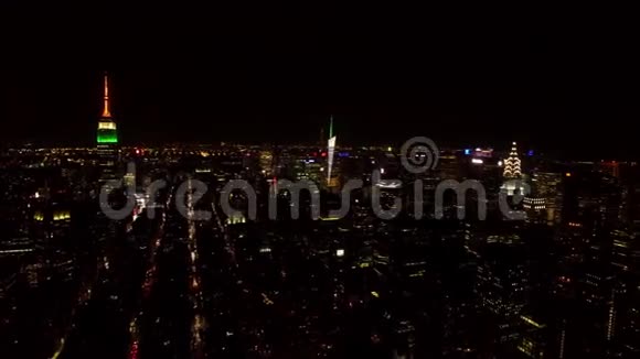 美丽的日落在纽约市市中心明亮的夜灯在塔楼和摩天大楼从4k视频的预览图