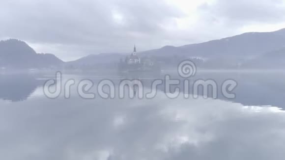 在布莱德湖上空飞行可以看到教堂视频的预览图