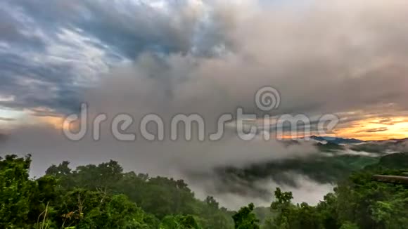 美丽的风景有薄雾的早晨日出和山景视频的预览图