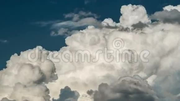 4白色的蓬松的冒泡的积雨云的时间推移视频的预览图