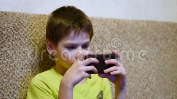 青少年在家玩智能手机游戏视频的预览图
