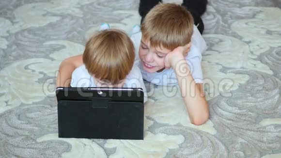 孩子们在平板电脑上看卡通视频的预览图