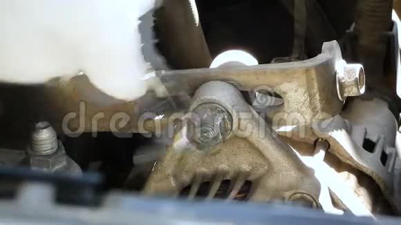 机械手使用固定扳手拧紧和松开汽车发动机起动电机六角螺栓视频的预览图