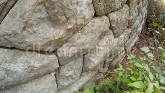 地中海地区森林中古城奥林波斯遗址中的多边形砖石特写视频的预览图