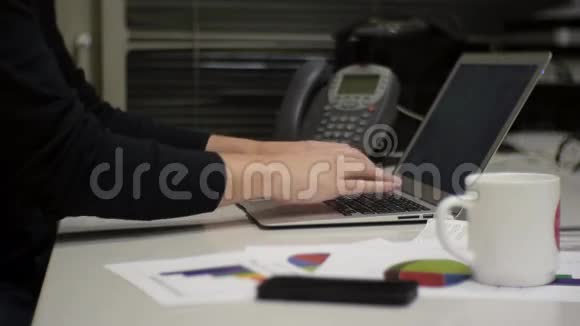 男人在笔记本电脑上打字在电话里说话视频的预览图
