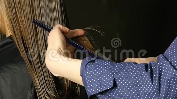 专业的理发师在发廊中将女性客户的头发剪成刘海4K视频的预览图