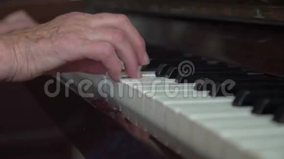老皱的女人的手在弹钢琴关门视频的预览图
