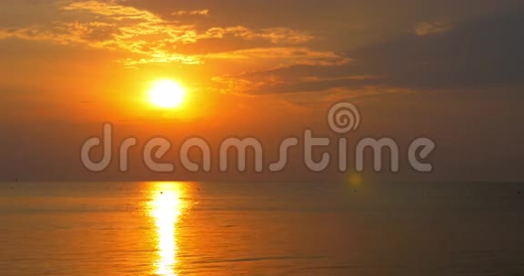 日落时令人惊叹的海景视频的预览图