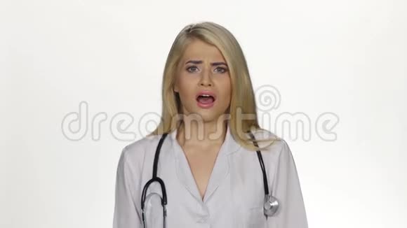 年轻的医生吓坏了白色视频的预览图