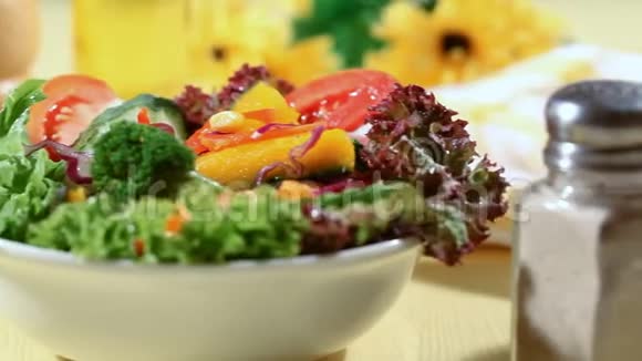有橄榄油的蔬菜沙拉视频的预览图