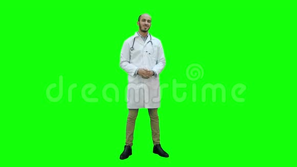 微笑的男医生与镜头在绿色屏幕Chroma键视频的预览图