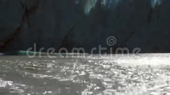 阳光下冰川冰山的阿根廷景观视频的预览图