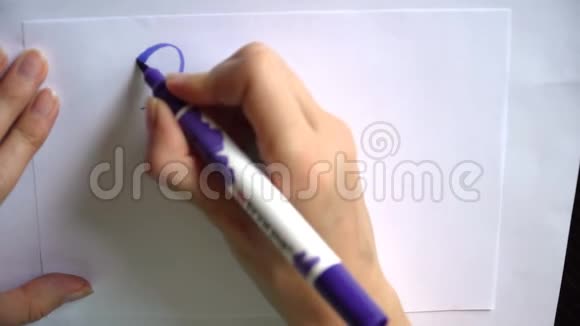 用蓝墨水笔书法刻字爱情故事视频的预览图