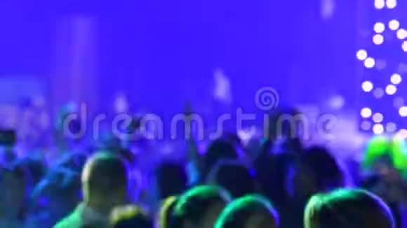 人们在迪斯科舞厅跳舞舞池和轻音乐年轻人在夜总会休息视频的预览图