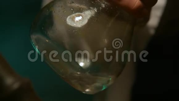 科学家将液体倒入瓶中视频的预览图