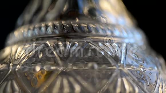 晶莹剔透的水水滴从墙上流下来视频的预览图