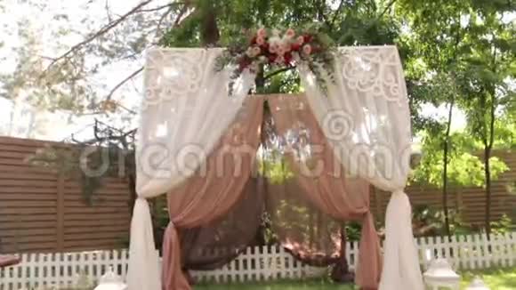 有花的婚礼拱门视频的预览图