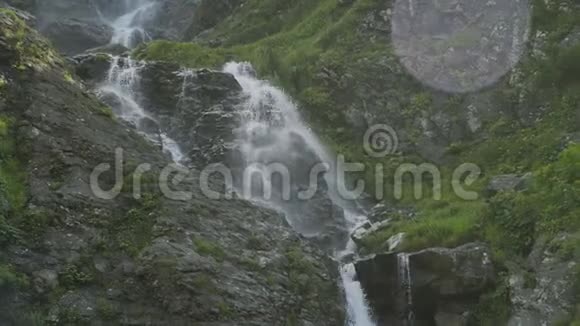 高加索山脉绿色雨林中的瀑布最终汇入一条山河视频的预览图