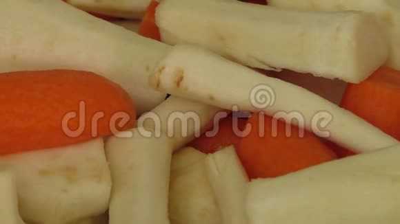 新鲜切片蔬菜包括胡萝卜欧芹和芹菜健康有机食品视频的预览图