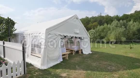 一个漂亮的宴会厅在帐篷下举行婚宴视频的预览图