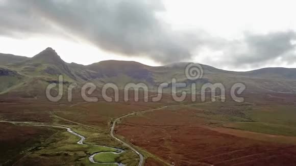 飞越Lealt河和LochCuithir和SgurraMhadaidhRuadh的单行道红狐岛山视频的预览图