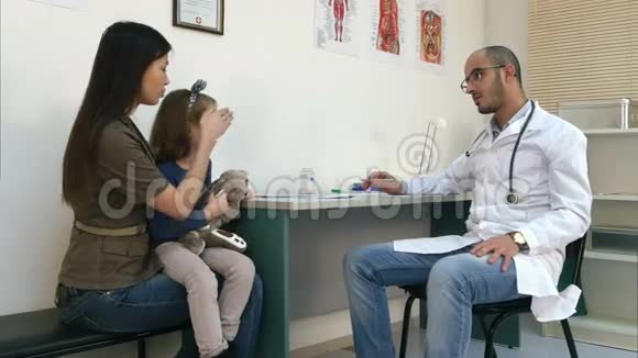 男儿科医生用手检查小女孩的体温给她温度计视频的预览图