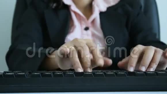 女人的手在键盘上打字用鼠标和周围的声音视频的预览图