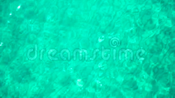 晴天的绿松石海的空中海景清澈蓝色海水表面波的俯视图视频的预览图