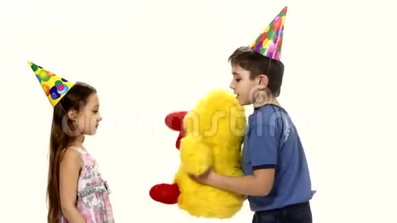 3男孩送给女孩一份生日礼物视频的预览图