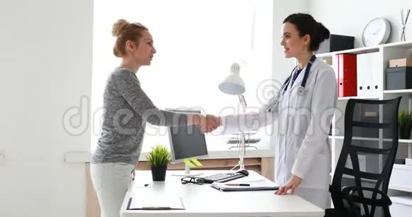 医生和病人在办公室握手视频的预览图