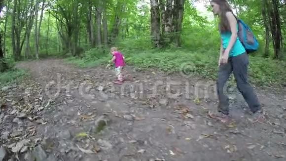 小孩子在森林里散步去大自然的旅行有自然的社区儿童新鲜健康的空气视频的预览图