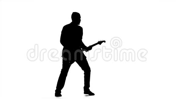 男子吉他手串演奏跳跃阿尔法频道慢动作视频的预览图