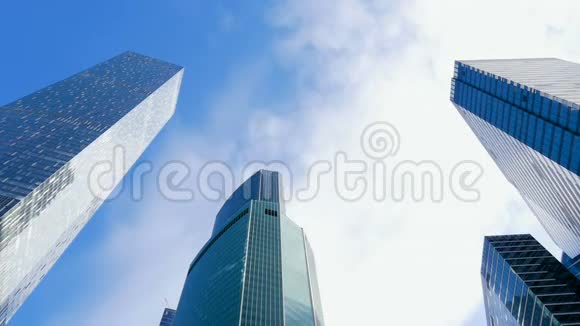 商务办公室所在的现代高层建筑对着蓝天游美丽的云视频的预览图