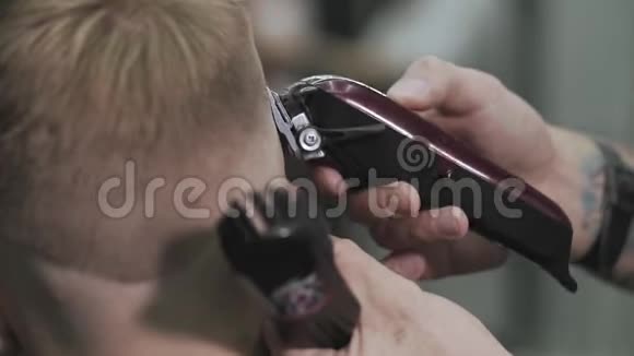 男式理发用电动剃须刀头发修剪整齐的发型视频的预览图
