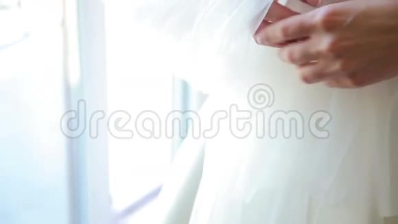 把新娘的手收起来戴上面纱视频的预览图