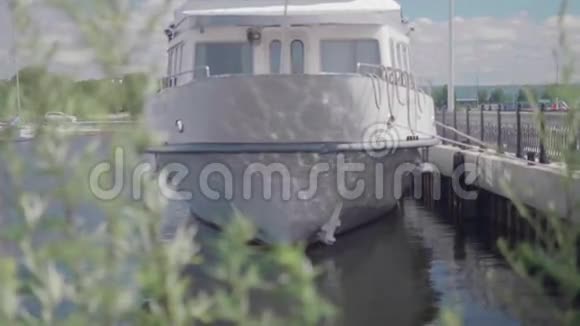 修理码头的白色旧船太阳从水中照射到身体上视频的预览图