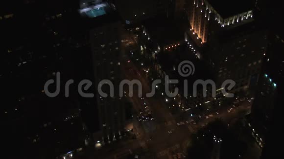芝加哥夜间从汉考克大厦的交通中断视频的预览图