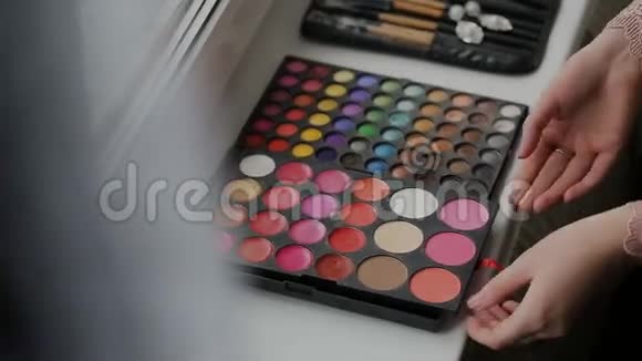 化妆眼影调色板在许多不同的颜色刷刷视频的预览图