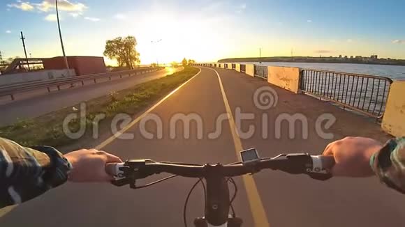 海滨慢动作骑脚踏车视频的预览图