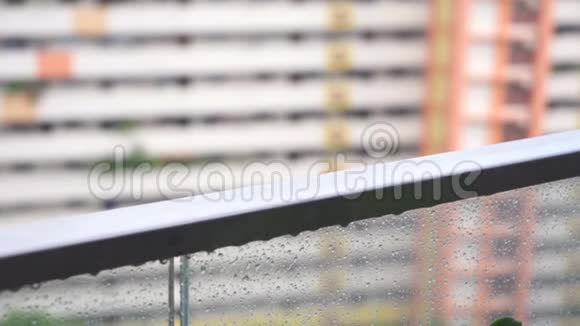 雨滴在雨天不锈钢阳台栏杆上雨滴在露台上视频的预览图
